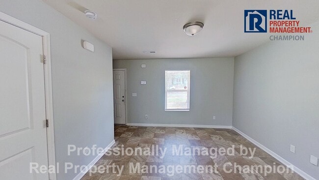 Building Photo - 3 BD/1.5 BA Home with Fresh Paint and New Carpet!