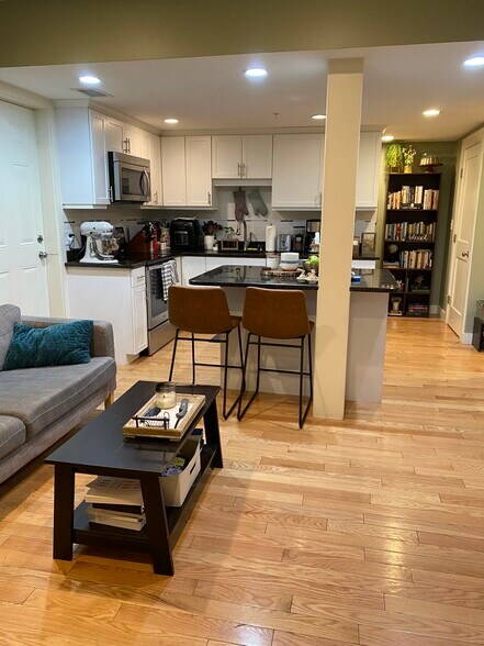 Eat in kitchen/Breakfast bar - 2025 Commonwealth Ave