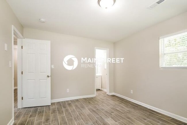 Building Photo - 3 Bedroom Pet-Friendly Home in Charlotte, NC with Main Street Renewal