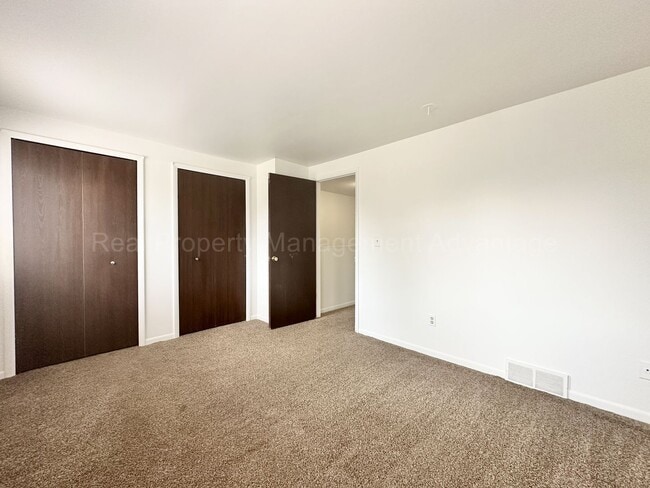 Building Photo - Renovated and Super Clean 2 Bed/1.5 Bath C...