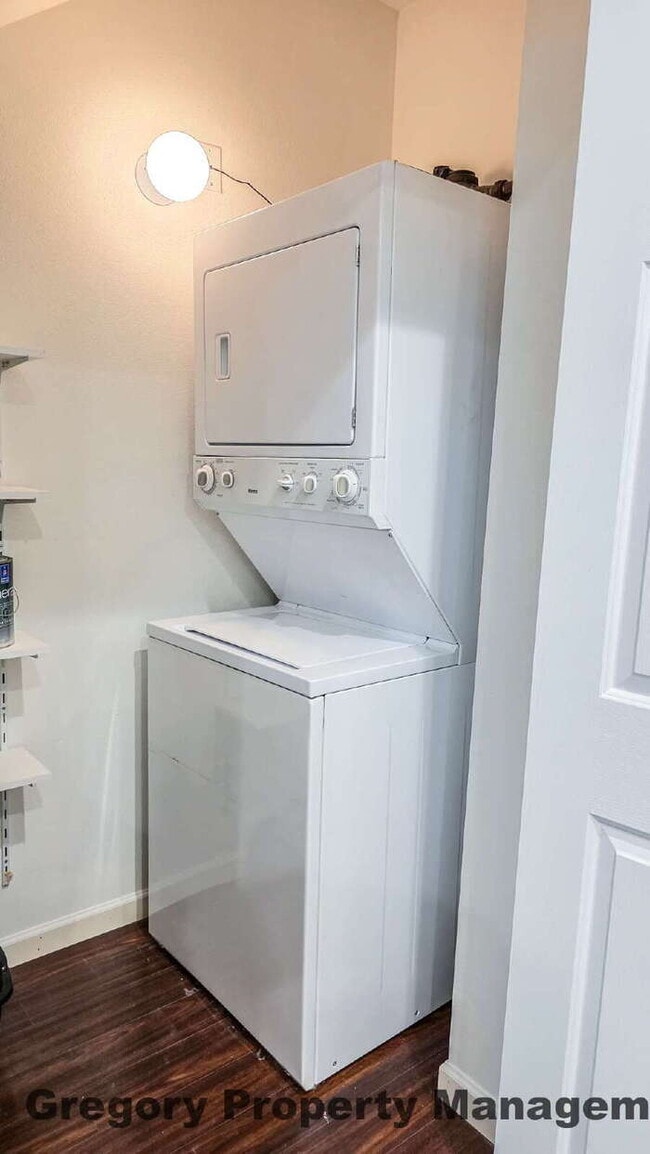 Building Photo - Sunlit & Spacious Ground-Level Condo | 12-Foot Ceilings, Luxury Amenities & Ideal Locale