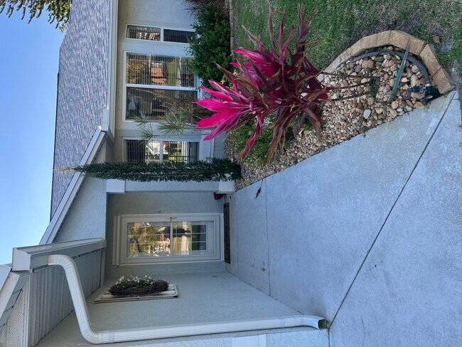 Building Photo - 1911 SE Gaskins Cir