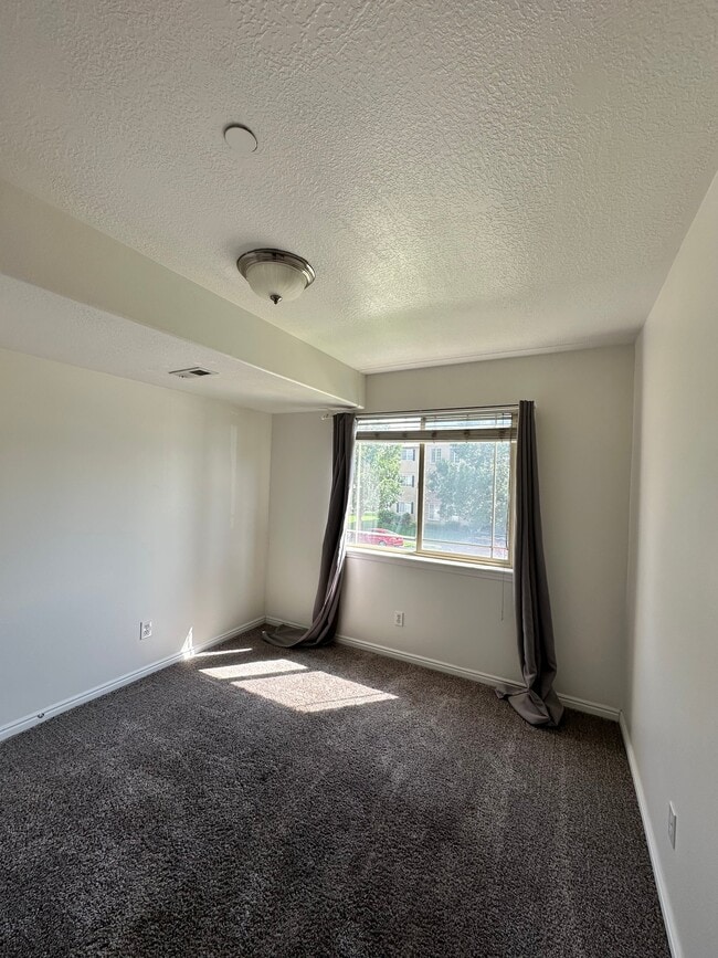 Building Photo - 3561-3585 E Rock Creek Rd