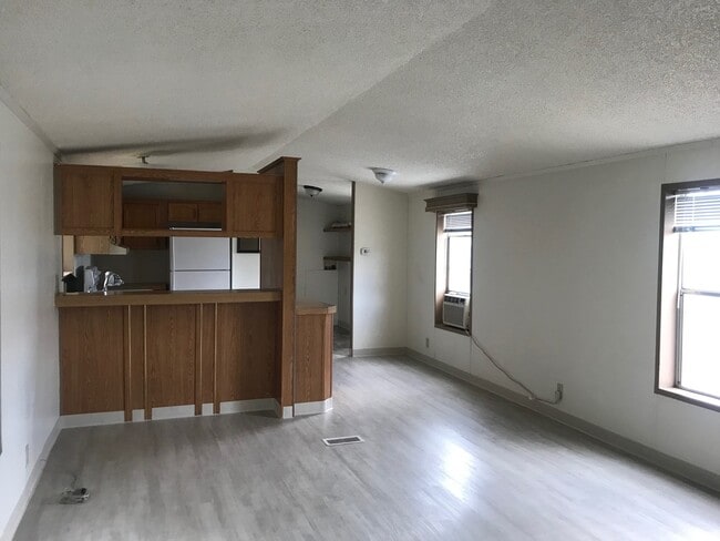 Building Photo - Pet Friendly 2bdrm, 2 bath home in the Cou...