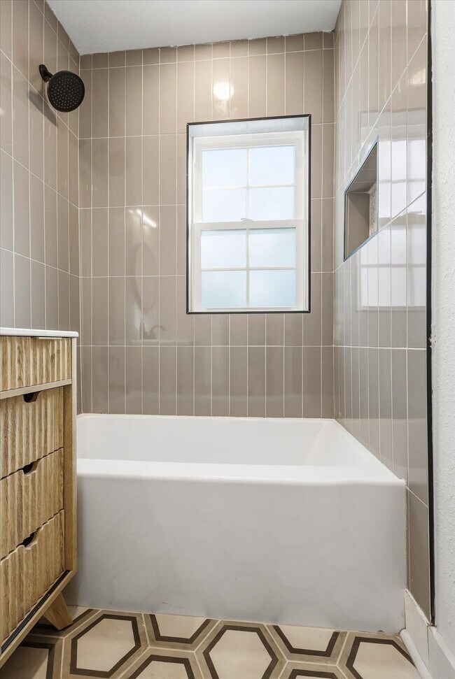 Building Photo - 643 W 8th Ave