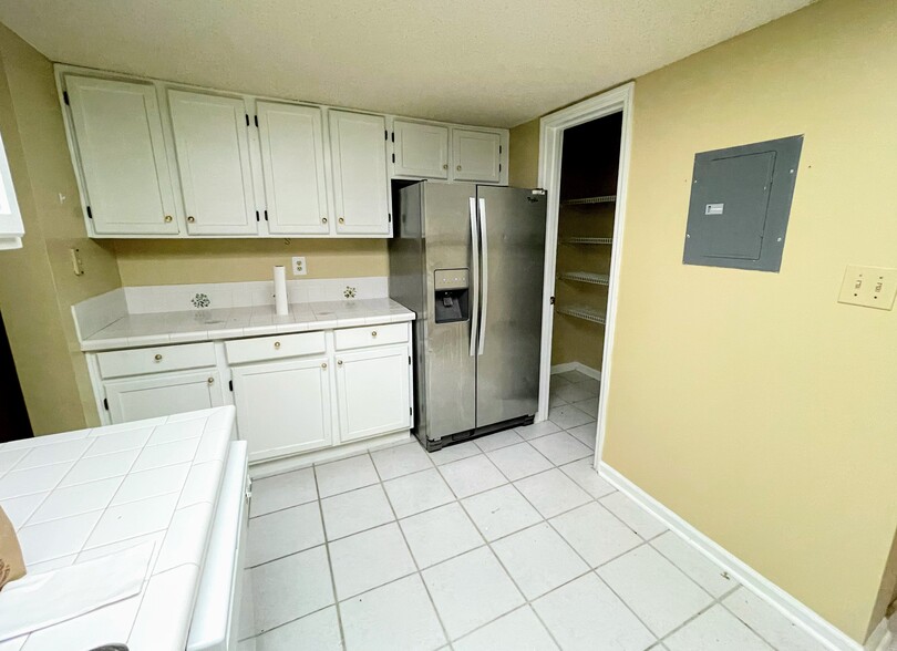 Kitchen View 3 - 7011 Somerset Cir