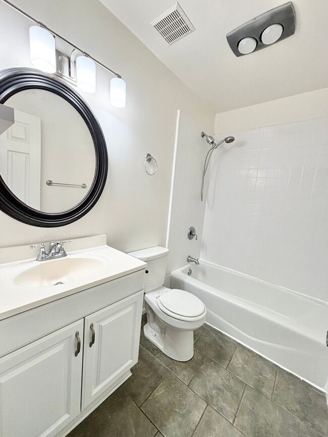 Building Photo - Beautiful Condo in the Village!