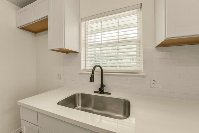 Building Photo - 18147 Dinner Creek Dr