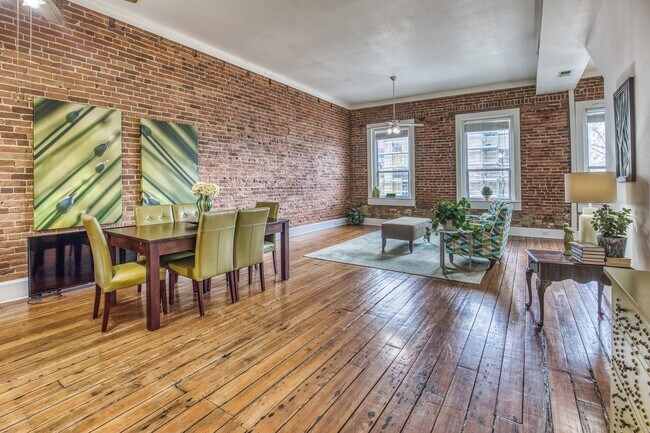 Building Photo - 110 E Alamo St