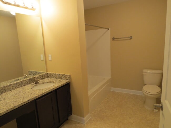 Building Photo - Beautiful Three Bedroom Apartment in Fort Walton Beach!