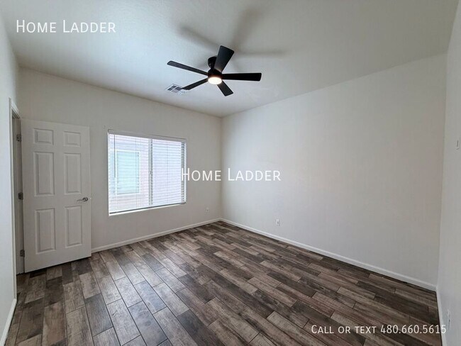 Building Photo - 915 East Gold Dust Way