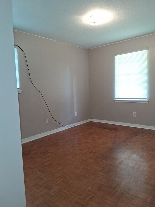 Building Photo - 1215 Garden Park Dr