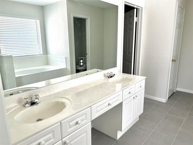 Building Photo - 6400 La Carman Ln