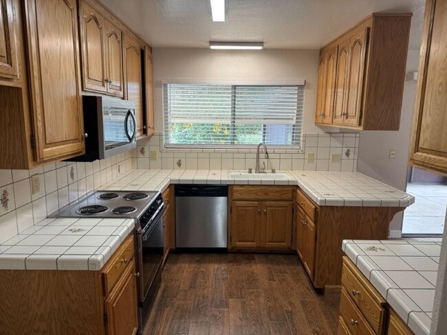 Building Photo - 2 Bedroom 2 Bath One Story Senior Community Vacaville *Star Rentals