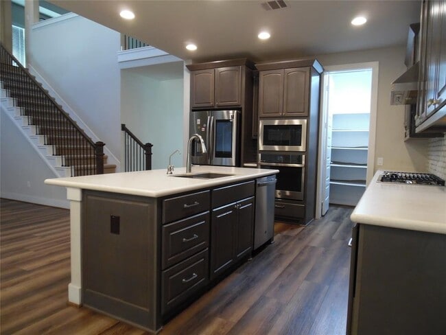 Building Photo - 225 Eagle Ford Dr