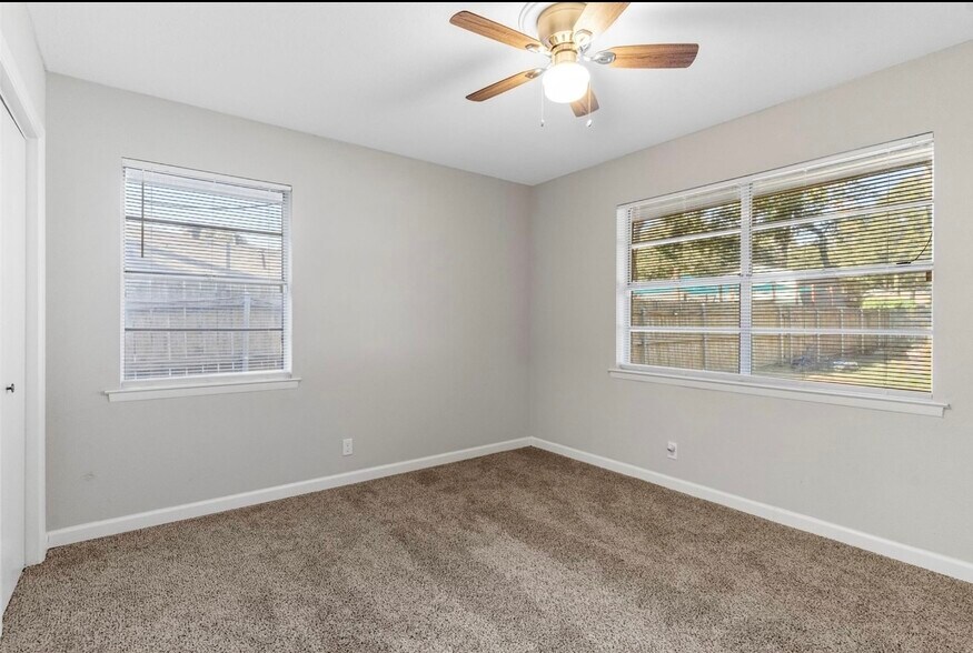 Building Photo - 1521 Oak Creek Dr