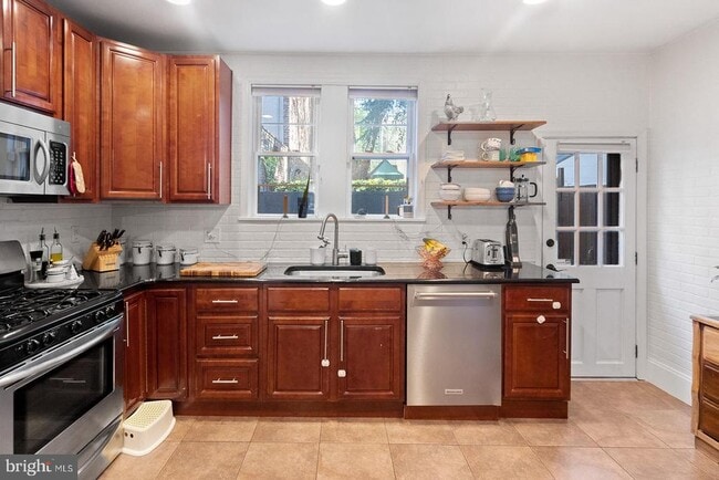 Building Photo - 213 Montrose St