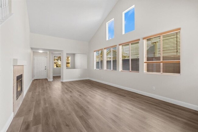 Building Photo - Gorgeous 3 Bedroom In Desired Natomas Park...
