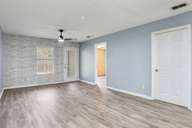 Building Photo - 2 Bedroom 2 Bathroom Gated Community