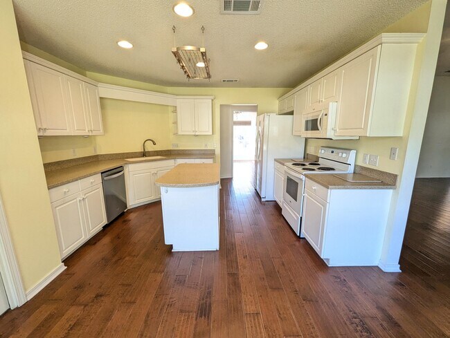 Building Photo - 7300 Rexford St