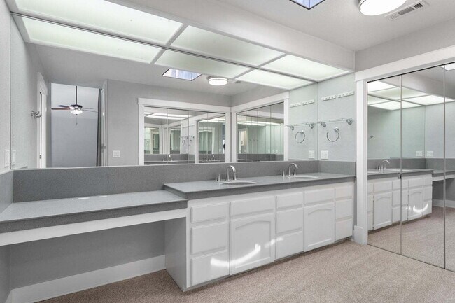 Building Photo - Gorgeous Executive Level Home 4 beds 3 baths close to hospitals and courthouse