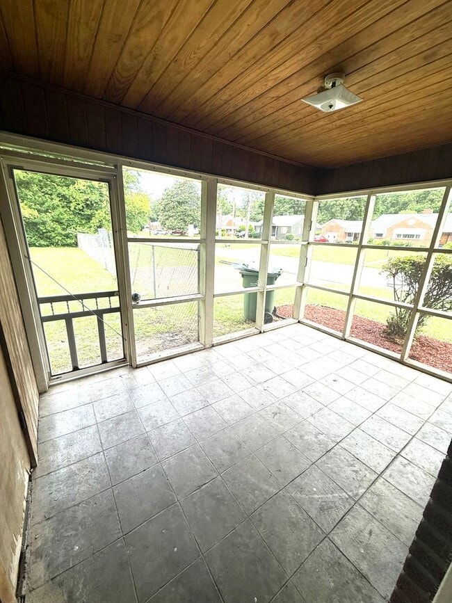 Building Photo - ** 3 Bed 1 Bath Located in Montgomery Heig...