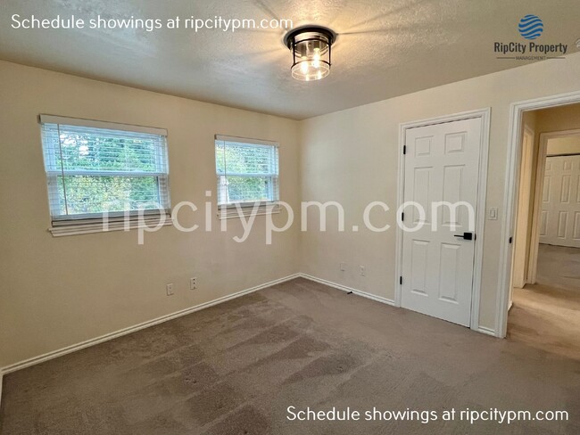 Building Photo - Cute 2 bed 1 bath home with huge fenced in...