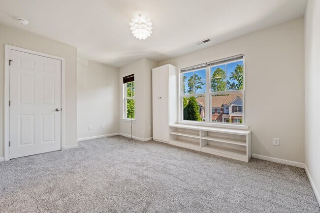 Building Photo - 2be / 2.5ba Townhome Near Hope Valley Farms!