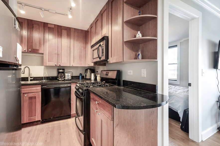 Building Photo - 4144 N Sheridan Rd