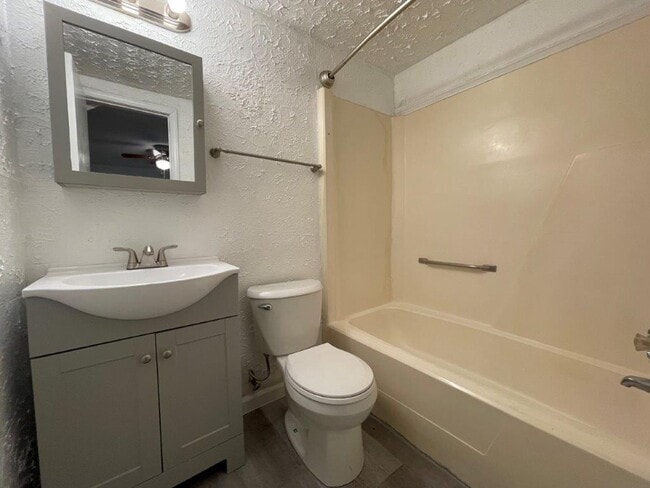 Building Photo - 1 bed downstairs unit with courtyard, laundry access,brand new appliances, paint and flooring, in...