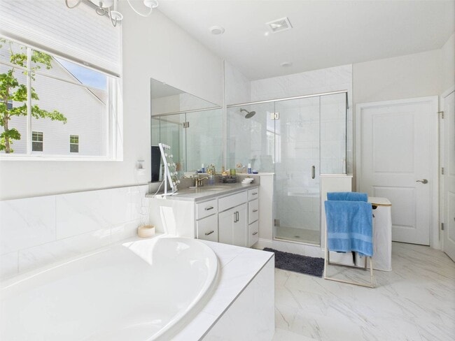 Building Photo - Stunning 5 Bedroom 4.5 Bathroom Located in...