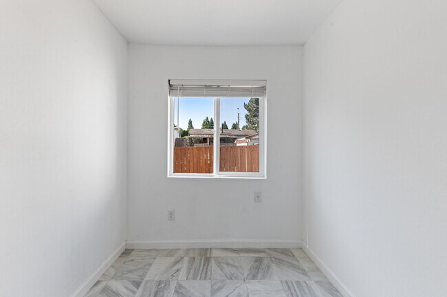 Building Photo - Updated Duplex