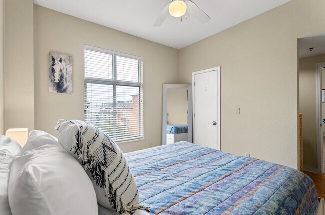 Building Photo - Piazza Condo - Fully Furnished 2bd/2ba - S...