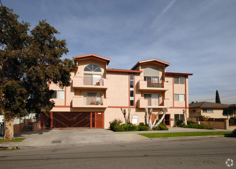 Primary Photo - Toland Way Apartments