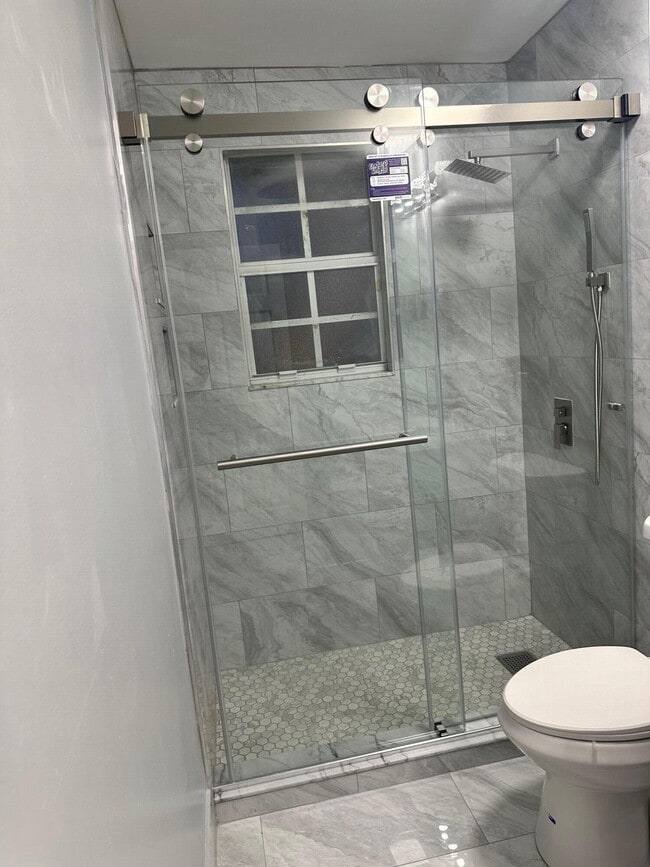 Building Photo - 3464 Commodore Ct