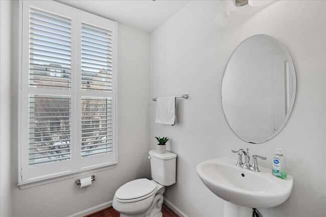 Building Photo - Stunning Luxury Townhome for Rent in Westmoore!