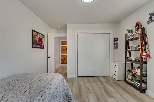 Building Photo - Beautiful 5-Bedroom Home in Sandy!