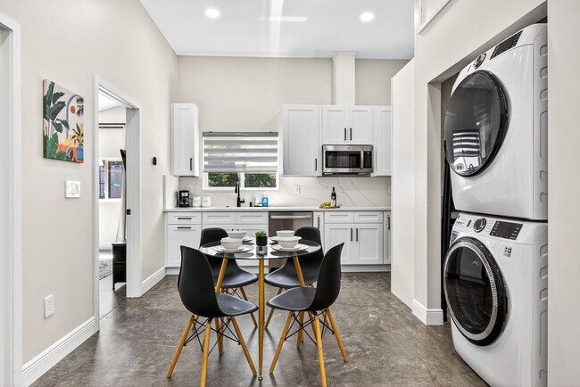 Building Photo - 319 Brentwood Dr