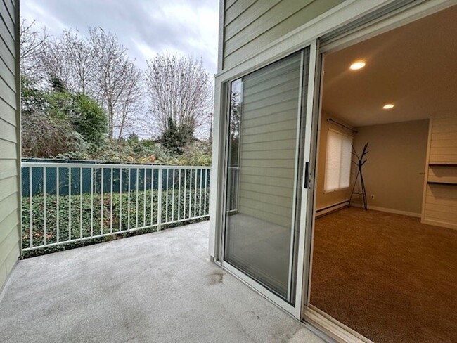 Building Photo - BEAUTIFULLY RENOVATED TOP FLOOR TOWNHOME C...