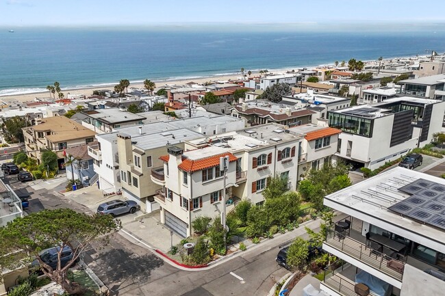 Building Photo - Ocean View 3 bed, 3.5 bath tri-level townh...