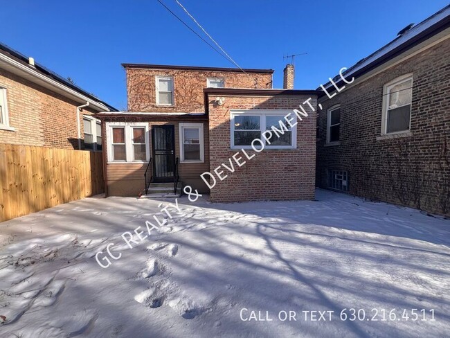 Building Photo - ***3BDRM - 1.5BTH / FINISHED BASEMENT / 2 ...