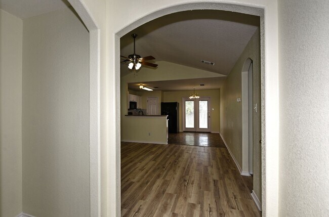 Building Photo - GREAT SINGLE STORY HOME  |  DECK REDONE CL...
