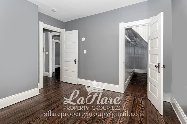 Building Photo - 631 Clark St