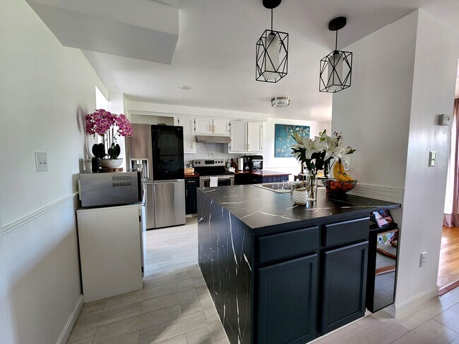 Building Photo - 25 Summit Cir