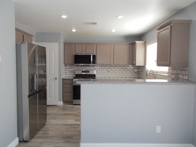 Building Photo - Modern 3-Bedroom Home in Prime Location wi...