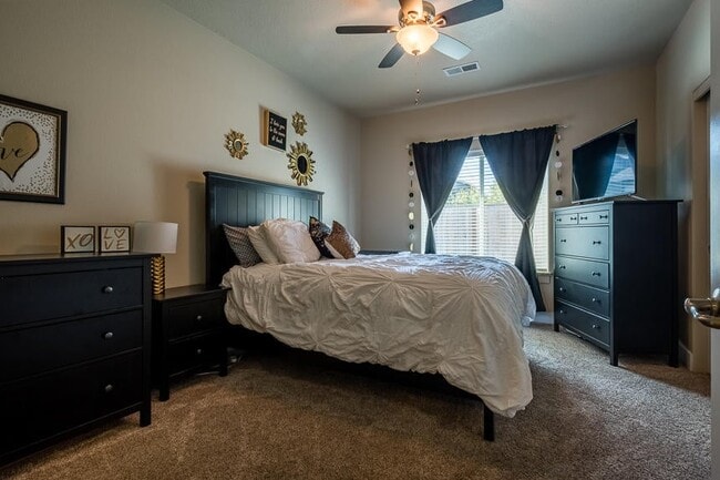 Building Photo - 395 Live Oak Loop