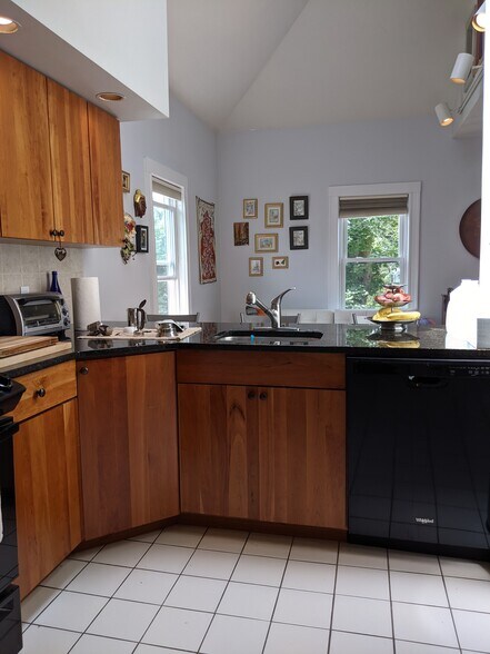 Building Photo - 184 White St