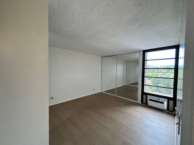 Building Photo - 2-bedroom - Pearlridge Convenience