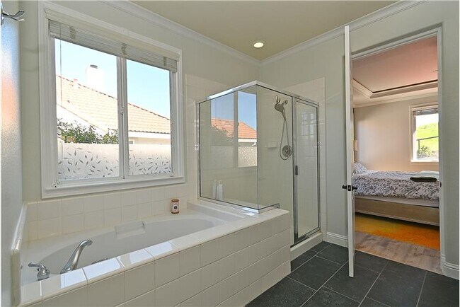 Building Photo - 829 Deer Spring Cir