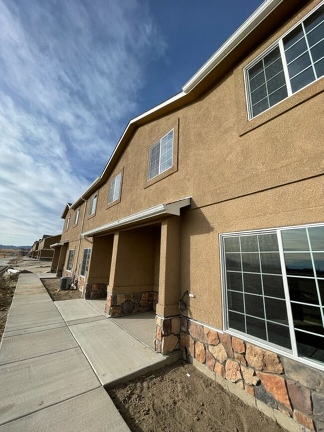 Building Photo - PRACTICALLY NEW 3 Bedroom Townhome